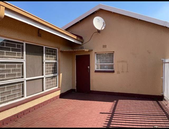 2 BEDROOM TOWNHOUSE FOR SALE IN VANDERBIJLPARK CW 3